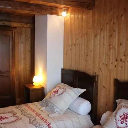 De La Core بيت للعطل *