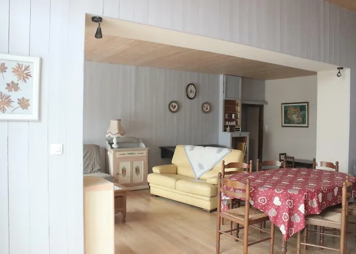 De La Core بيت للعطل *